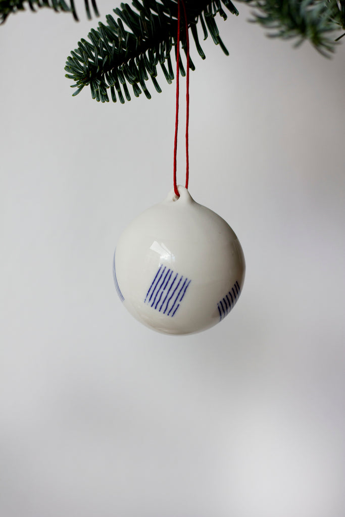 Božični okrasek iz porcelana z modrimi črtami