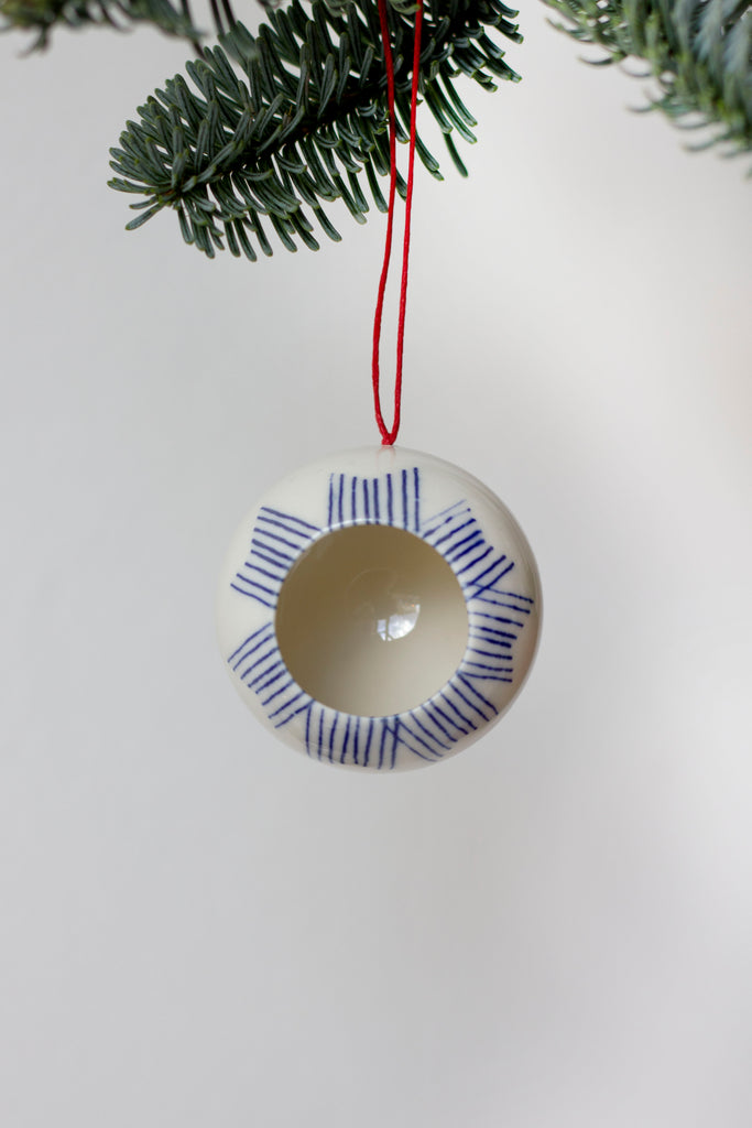 Božični okrasek iz porcelana z geometričnim motivom