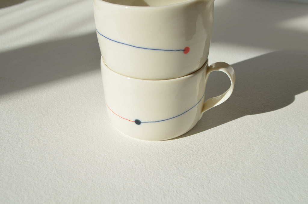 Unikatna porcelanasta šalica z črtami in pikami