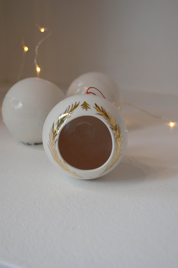 Božični okrasek iz porcelana z zlato vejico