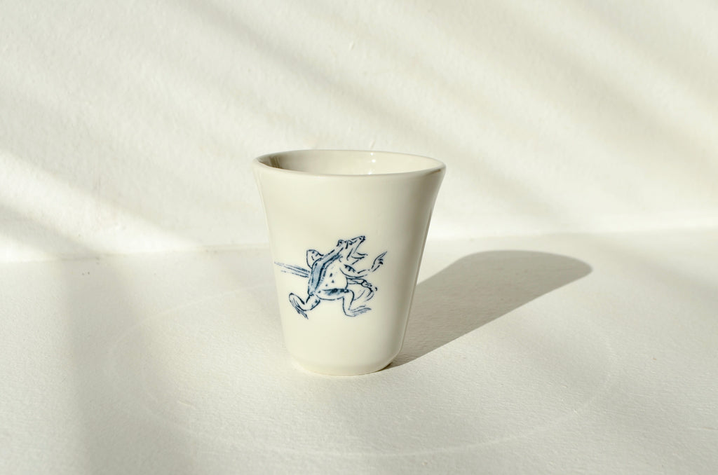 Porcelanasta skodelica z motivom žabice